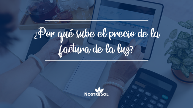 mujer pagando las facturas de la luz