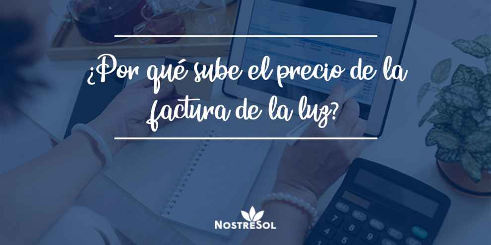 mujer pagando las facturas de la luz