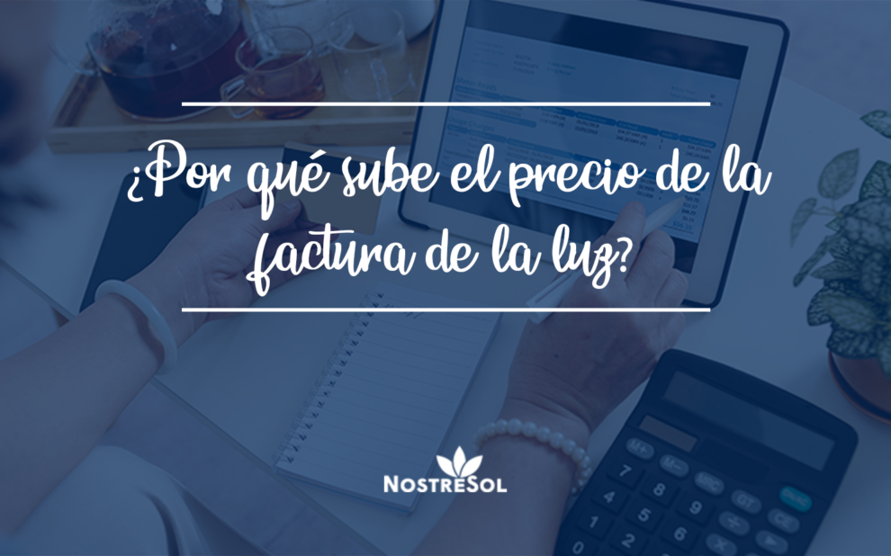 mujer pagando las facturas de la luz